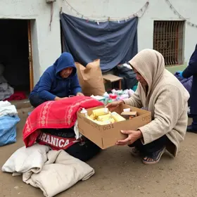 cobertores e comida para pessoas em situação de rua